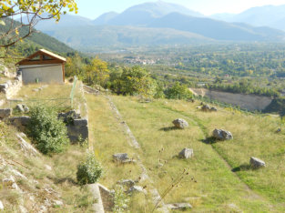 Visit the ruines of a temple on the way down